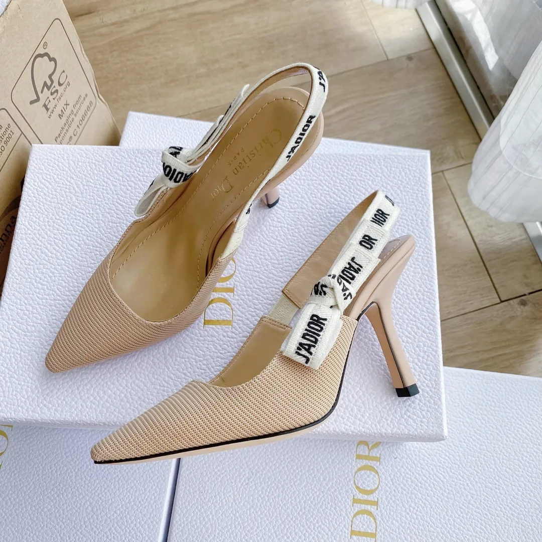 👟👟Ex-factory price 440👟👟 Developed one-to-one from the original version, 👠👠✨ ✨Dior’s popular sandals are new🔥 🔥 The same style as the most popular internet celebrities and celebrities of the year💁 💁. Imported fabric, lining and feet are made of calfskin lining🐑. Original molded heel, heel height 10Cm 6.5cm💘 Original molded metal outsole with five-pointed star LOGO mark✨. Original bow, 💅 Italian leather outsole. 👄💋 Full set of packaging (bags, cards, invoices, one-to-one wrapping paper) 34 40 41 customized